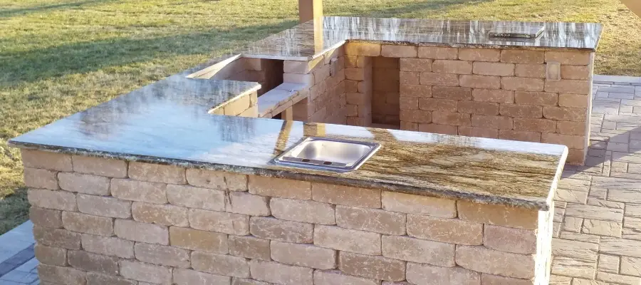 The-benefits-of-using-natural-stone-in-an-outdoor-kitchen